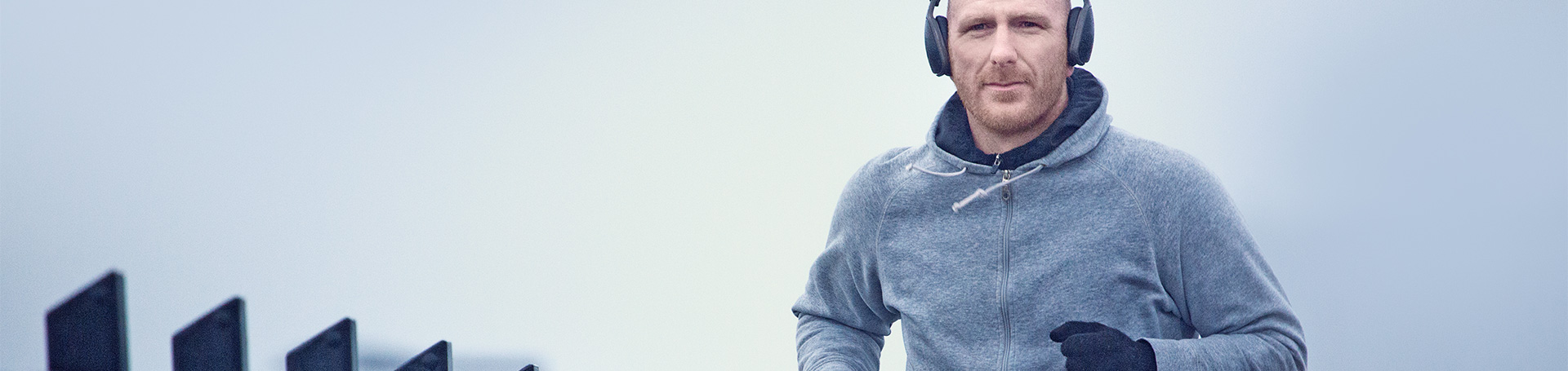 VP_VP_ALL_1920x455_1805_Man_Runnng_Headphones_Winter_Grey.jpg